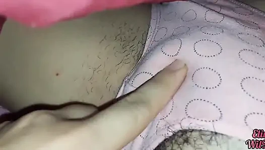 Xxx desi üvey erkek kardeşimle çarşafların arasında oynuyor