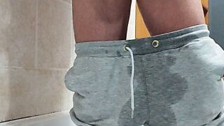 Scallyoscar pisse dans son pantalon de jogging