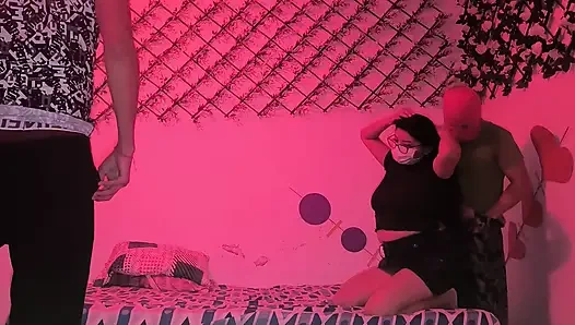 İki çift Hindistanlı ucuz fahişelerle aynı anda sikişiyor