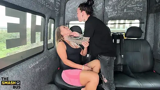 Smash Пикап автобуса Ж / Callie Roks
