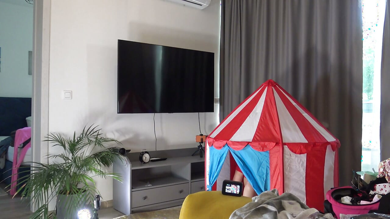 Hot brunette stram fisse petite babe har et cirkustelt midt i huset til at lege med pikke i det