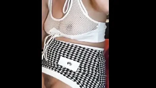 Rachel göğüslerini tavana bağlı yapıyor ve büyük siyah victor dildosunu sikiyor