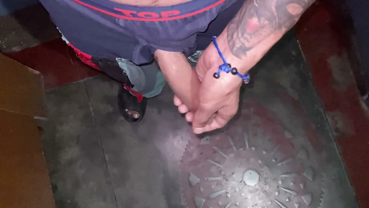 Jeune garçon indien se branle avec une grosse queue