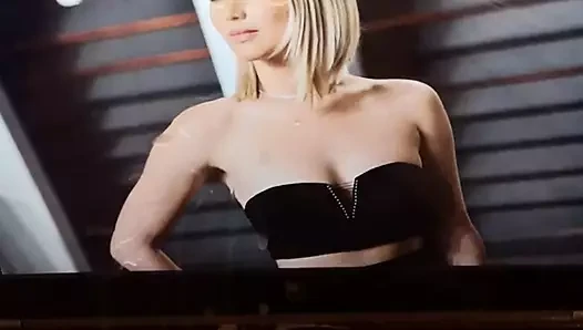 Jennifer Lawrence boşalıyor