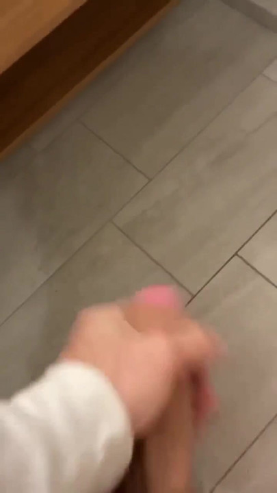 Stor kuk sperma på golvet