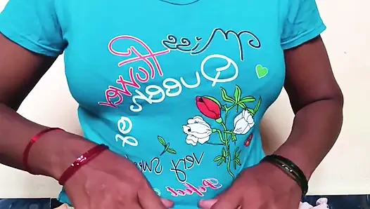 Ammu yağ masajı ile göğüslerini gösteriyor