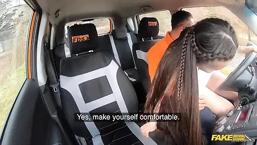 Fake driving school - asiatin lernt, stock zu fahren und nimmt eine große ladung