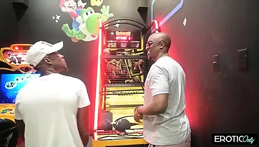 Bbc dehnt blonde schlampe weit im arcade-hämmern