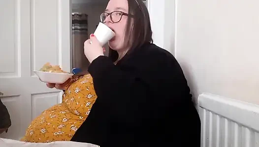 Cewek super semok ini lagi asik ngentot perut dan keripik