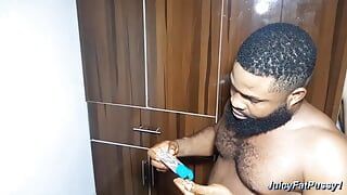 Zwarte Afrikaanse babe geneukt door een populaire pornoster deel 1