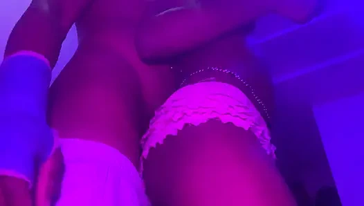 Ateşli zenci genç kız sert cock yakın çekimde balon götünü sikiyor gerçek ev yapımı amatör seksi dans