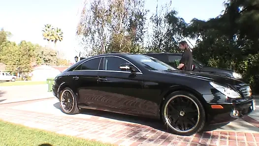 Возбужденная рыжая милфа получает обе дырки, заполненные большим черным членом Shorty Mac