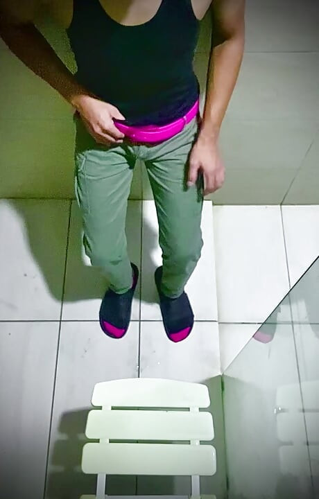 หนุ่มเอเชียวัยรุ่นในห้องน้ํา