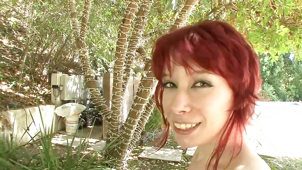 Bujna crvenokosa uzima ogroman zreli kurac