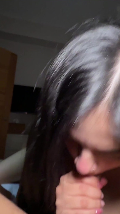 Pequena modelo com bunda branca e buceta apertada engole todo o meu esperma | Clipe 1