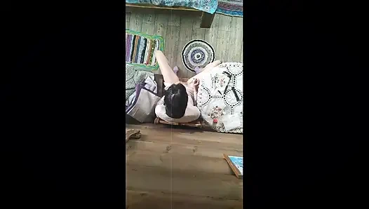 Деревенская девушка красиво вытягивает свою волосатую киску под красивую музыку