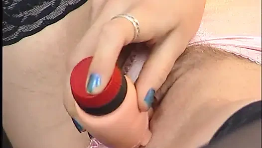 Çoraplı amcık giyen sarışın güzellik klasik videoda tek başına dildo yapıyor