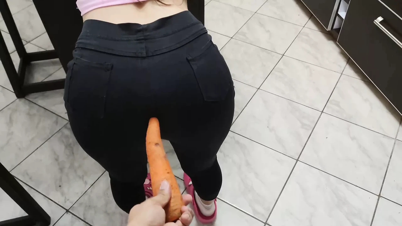 年轻的不满足的热辣妻子渴望一个大鸡巴，我告诉她用胡萝卜在她的屁股上操自己