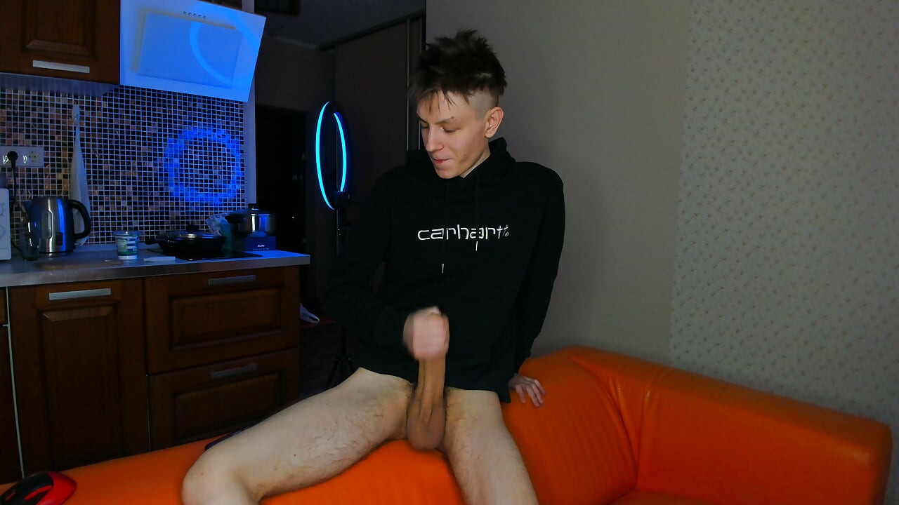 Messy Hair Morning Wood Shy Twink drena durante a noite