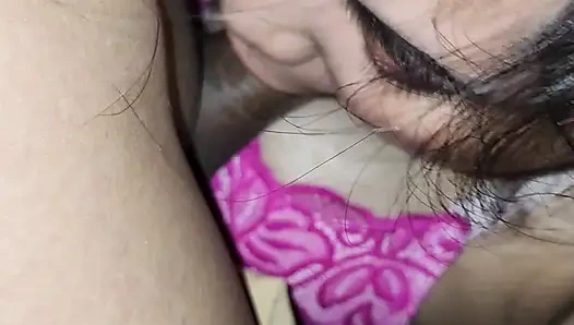 Istriku yang cantik dengan toket besar lagi asik nyepong kontolku habis-habisan sampai dia keenakan