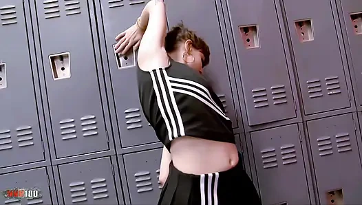 Ateşli ponpon kız Nella Jay soyunma odasında büyük siyah bir yarakla derinden sikişiyor