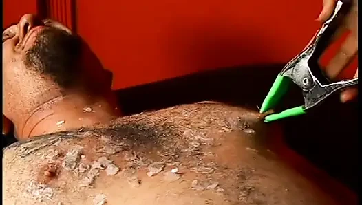 Cewek seksi dengan baju lateks menyiksa seorang pria berbulu dengan tato
