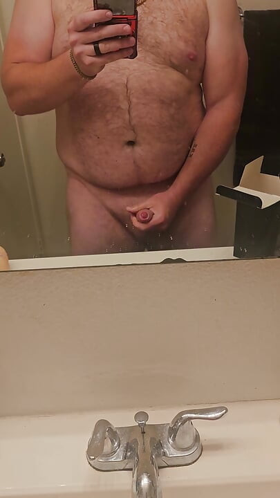 Fuzzy femboy bawi się ulubioną zabawką przed prysznicem