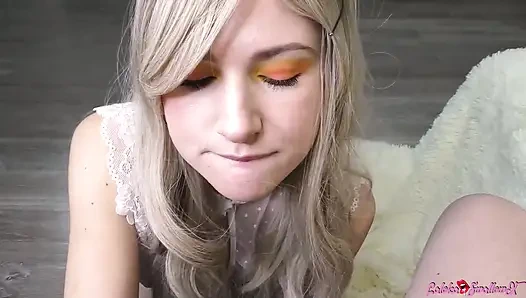 Горячая блондинка чувственно сосет большой хуй после работы в видео от первого лица - сперма в рот