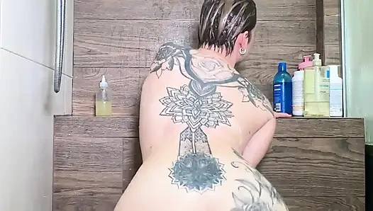 Duşta yalnız. Şuraya atla.