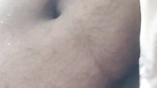 Mounish joue avec ses seins et sa bite