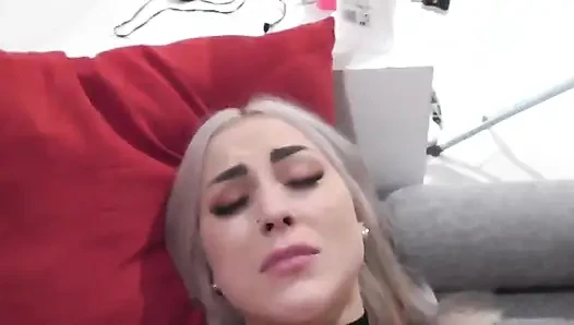 Lisi kitty ist geil, sex und kommt auf ihre titten