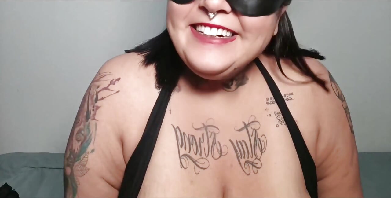 BBW الأرنب أكل الجزر من فم آخر - ماري جوانا