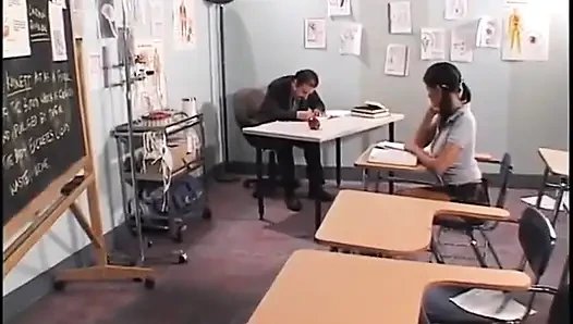 Teenie-alte schlampe lutscht den harten schwanz ihres lehrers im klassenzimmer und fickt dann