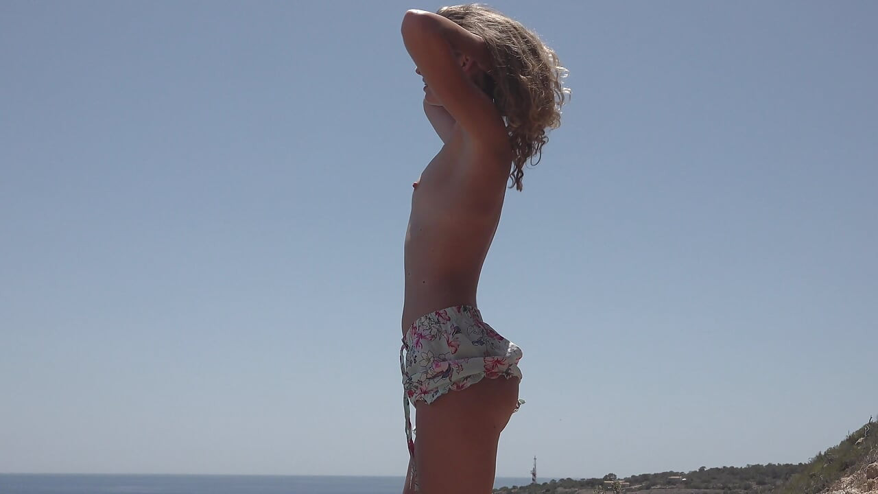 Super Sexy German Babe Gets a Big Facial on the Beach