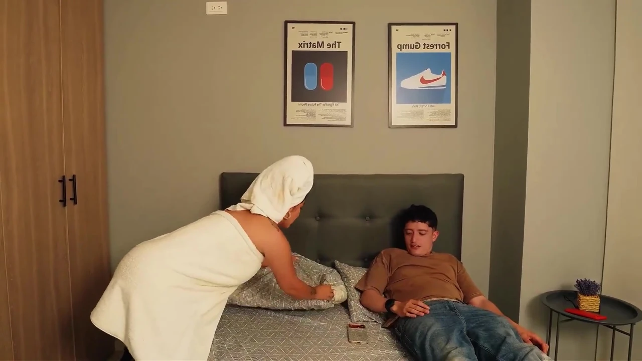Rezervasyon Hatası! Motelde Yabancıyla Aynı Yatağı Paylaşıyorum Ve Sonunda Birlikte Olduk