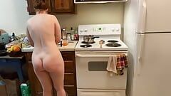 ¡La nena peluda hace un cóctel de bayas gaseosas! desnudo en el cocina episodio 52
