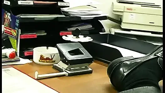 Брюнетка-шлюшка мастурбирует для него