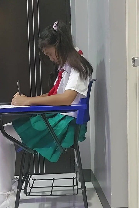 Sinh viên tuyệt vọng đi tiểu