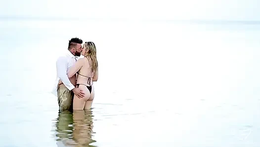 Charlie Forde, Logan Stapleton ile sahil kenarında