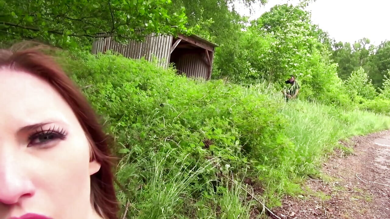 Azgın esmer açık havada amını parçalatıyor