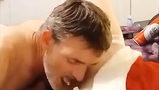 Tante semok ini membiarkan temannya jilat sperma hangat dari toket dan memeknya!