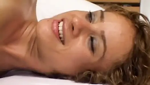 Сосущая член сучка обкончала после принятия черных хуй