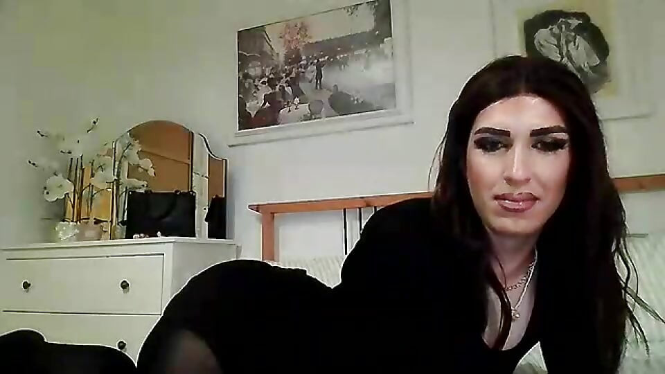 Crossdresser i tights och trosor på kameran