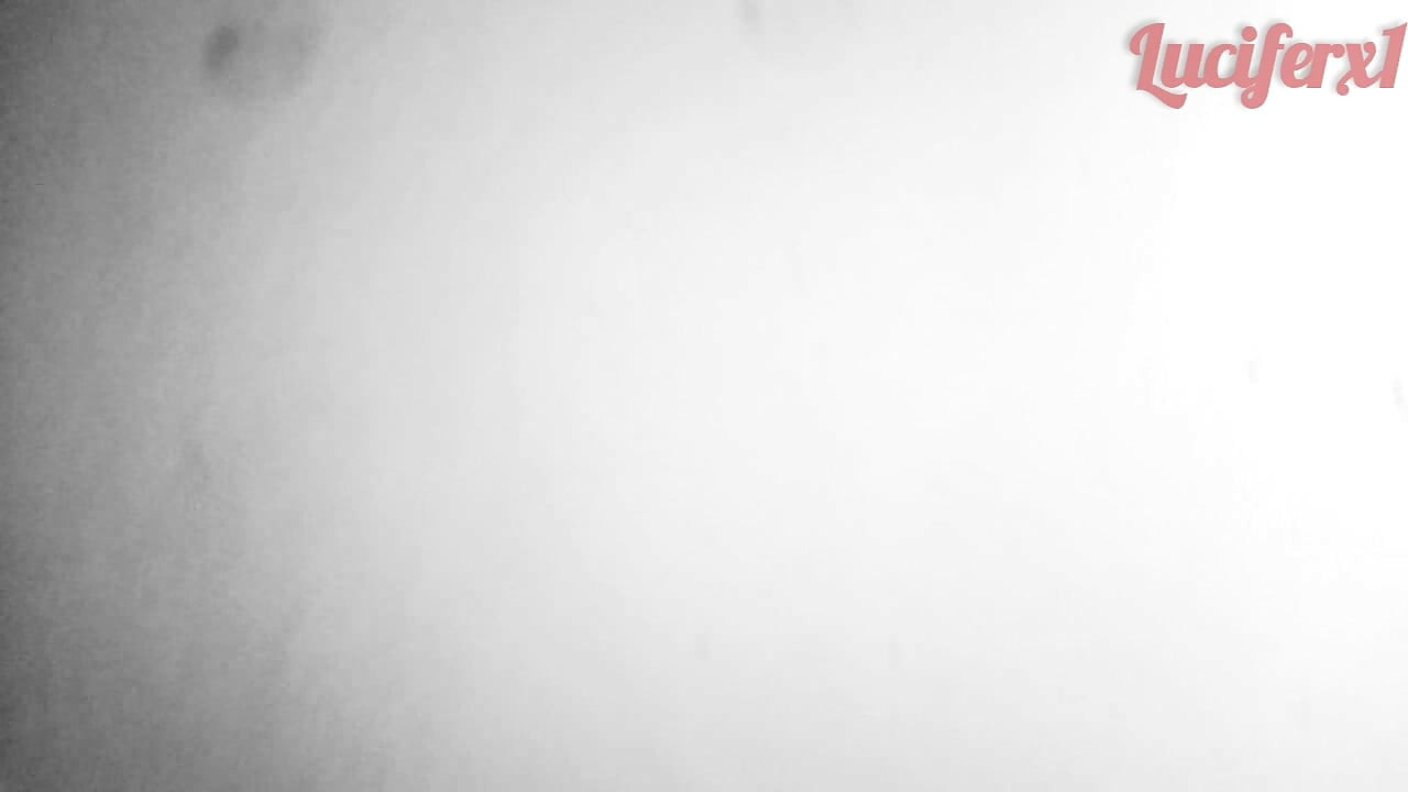 Твърд голям черен хуй в дълги дънкови панталони