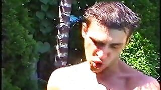Un mec excité baise son ami au cul étroit dehors au bord de la piscine