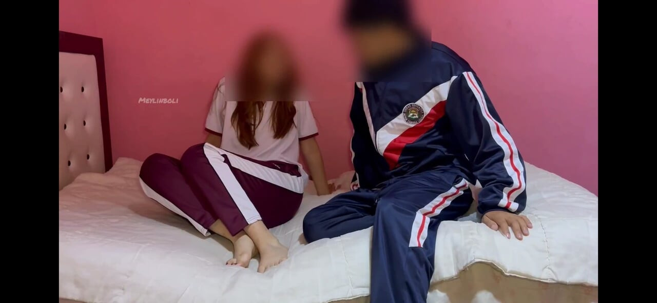 STIEFTOCHTER VÖGELT IHREN STIEFVATER, BEVOR SIE ZUR SCHULE GEHT. PORNO-CASER