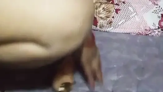 Savita si kakak ipar india lagi asik ngentot memeknya pakai timun silikon