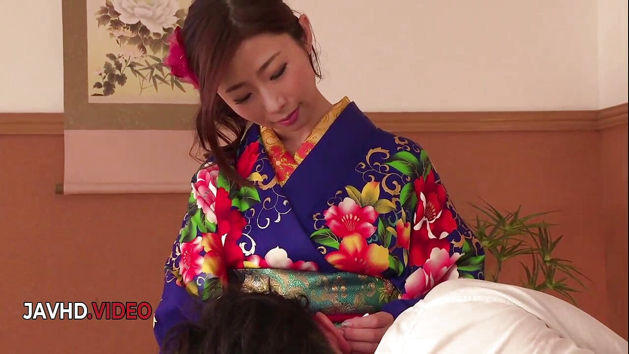 Ayumi Shinoda taille une pipe spectaculaire en kimono avant une démonstration sexuelle hardcore