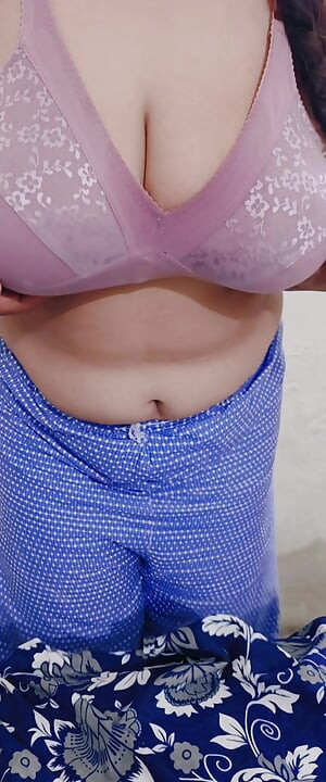 Pakistani hot model Zara khan showimg her big watermelon