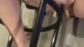Dana folla una silla